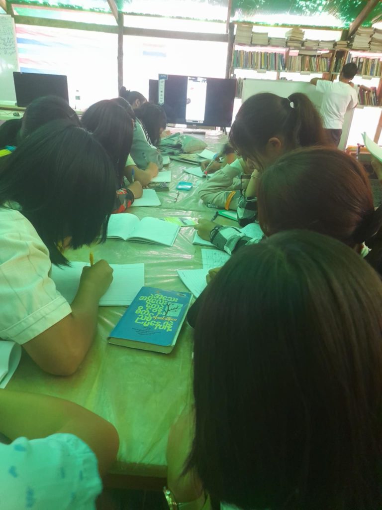 大型テレビモニターを2台贈る