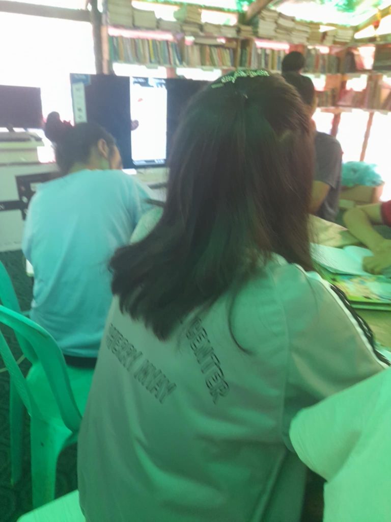 大型テレビモニターを2台贈る