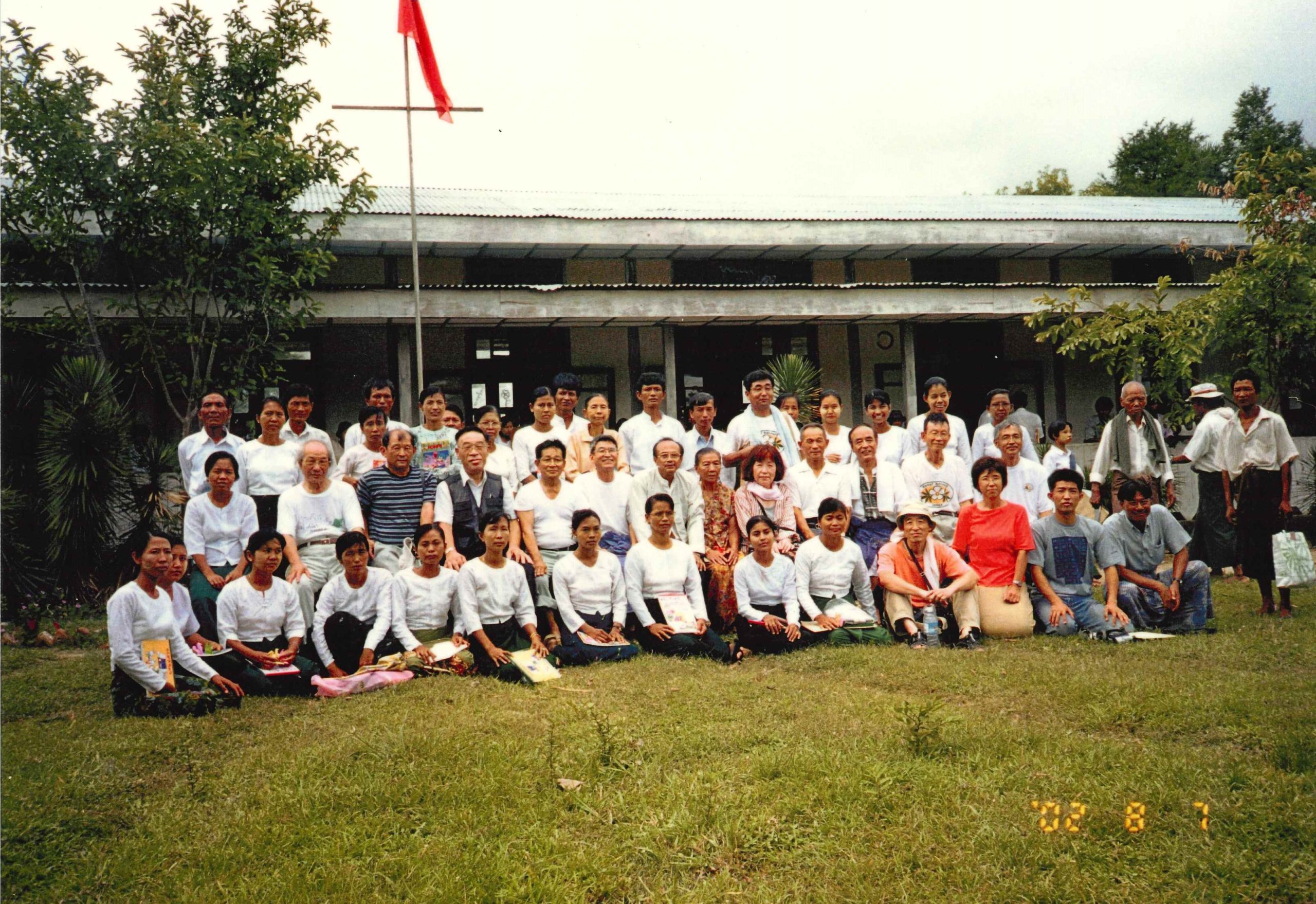 2002年 2回目のミャンマー訪問　先生などの学校関係者との集合写真